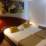 Contact Le Provencal מלון 3*