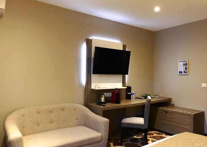 Contact Le Provencal מלון 3*