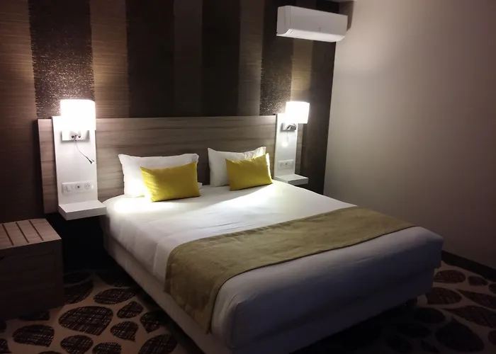 מלון Contact Le Provencal 3*