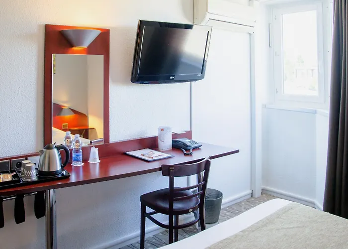 Contact Le Provencal מלון