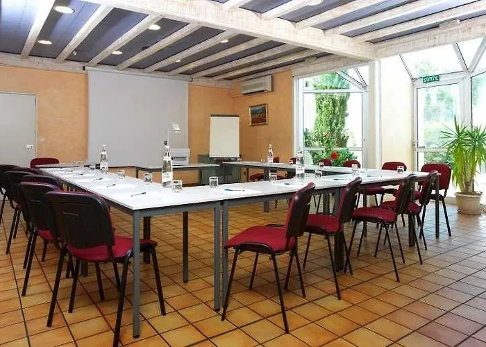 Contact Le Provencal מלון