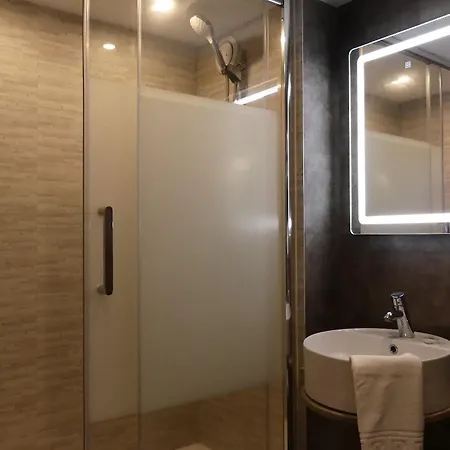 Contact Le Provencal Hotell 3*