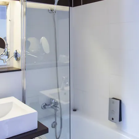Contact Le Provencal Hotell 3*