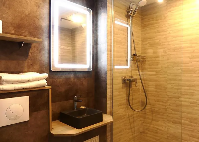 Hotel Contact Le Provençal Avec Bornes électriques Bordeaux