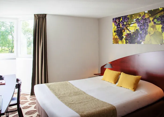 Hotel Contact Le Provençal Avec Bornes électriques 3*