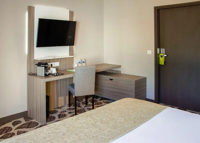 Hotel Contact Le Provençal Avec Bornes électriques 3*
