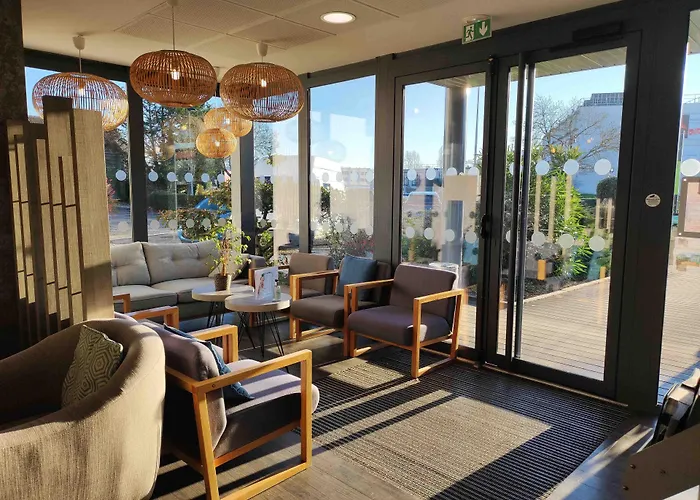 Contact Le Provençal Avec Bornes électriques 3* Bordeaux