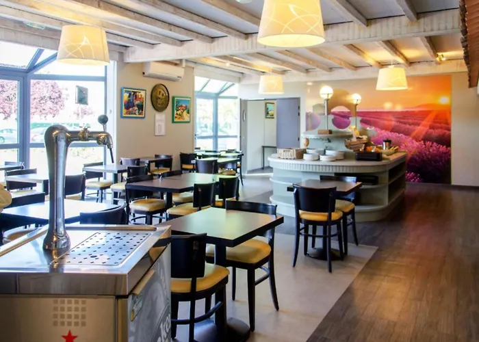 Hotel Contact Le Provençal Avec Bornes électriques 3*