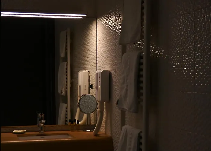 Contact Le Provencal 酒店